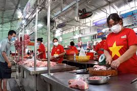 组图：岘港小商贩穿国旗杉 传递出岘港努力抗击疫情的信息