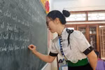 奠边省Pom Lot中学师生活动场景。图自Vietnamplus+