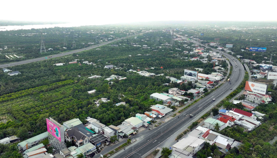 通往一号美顺桥和二号美顺桥的高速公路贯通前江省与永隆省，是连接两地的重要交通干线。图自 越通社