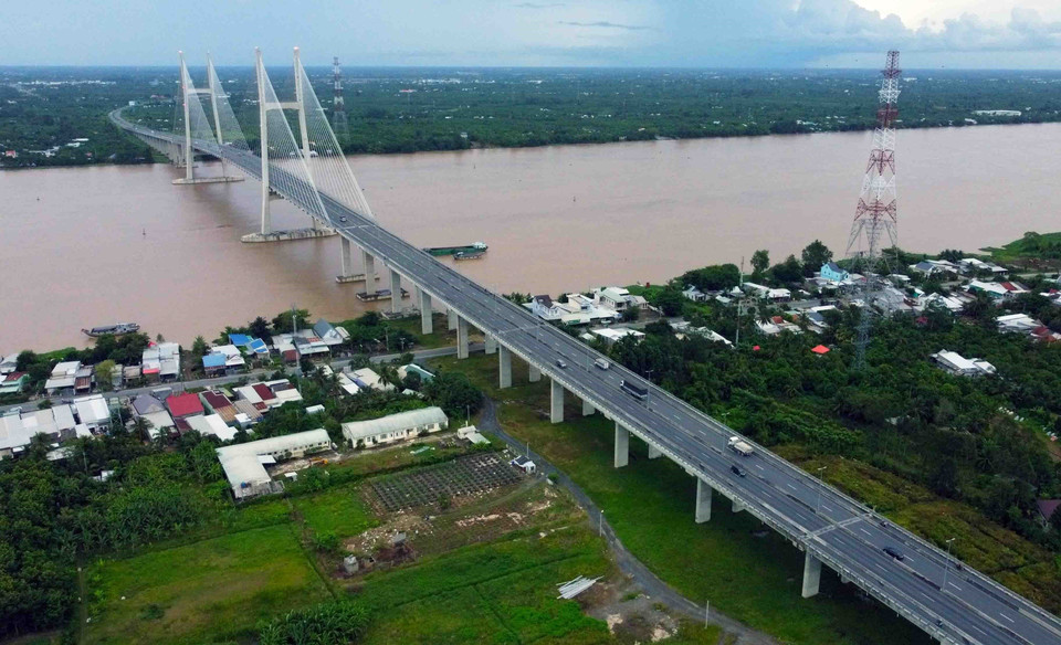 高岭大桥是横跨前江的一座斜拉桥，是本区域重要的交通枢纽。图自 越通社