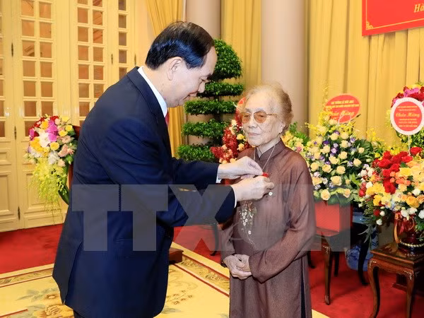 陈大光向前国家副主席阮氏萍颁发70年党龄纪念章 ảnh 1 陈大光向前国家副主席阮氏萍颁发70年党龄纪念章 ảnh 1