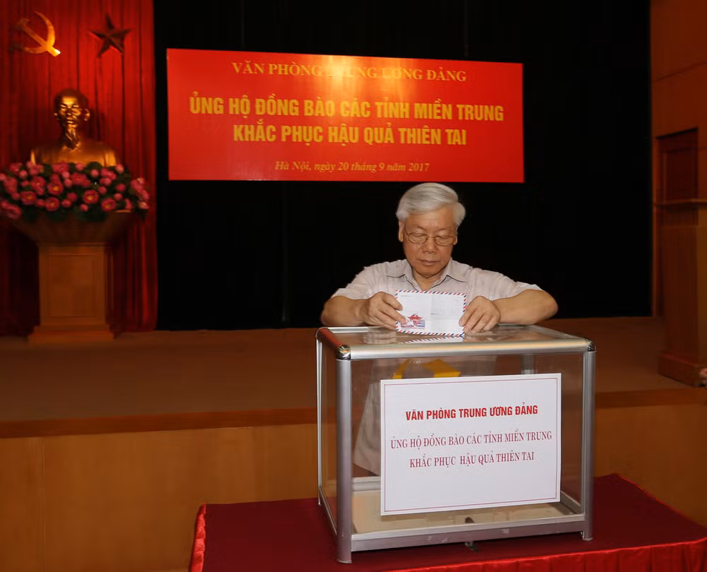 党和国会领导向第十号台风受灾民众捐款 ảnh 1