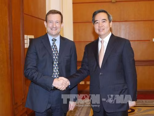 越共中央经济部长阮文平会见加拿大和法国驻越大使 ảnh 2 越共中央经济部长阮文平会见加拿大和法国驻越大使 ảnh 2