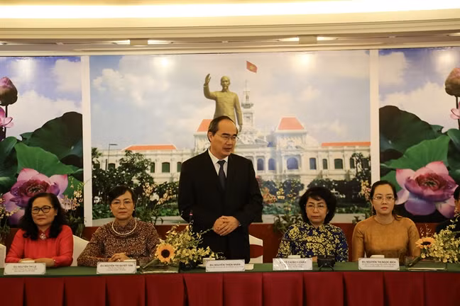 胡志明市市委书记阮善仁会见越老柬三国妇女高级代表团 ảnh 1