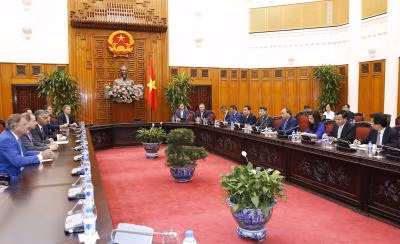 政府总理阮春福会见国际投资商小组 ảnh 1