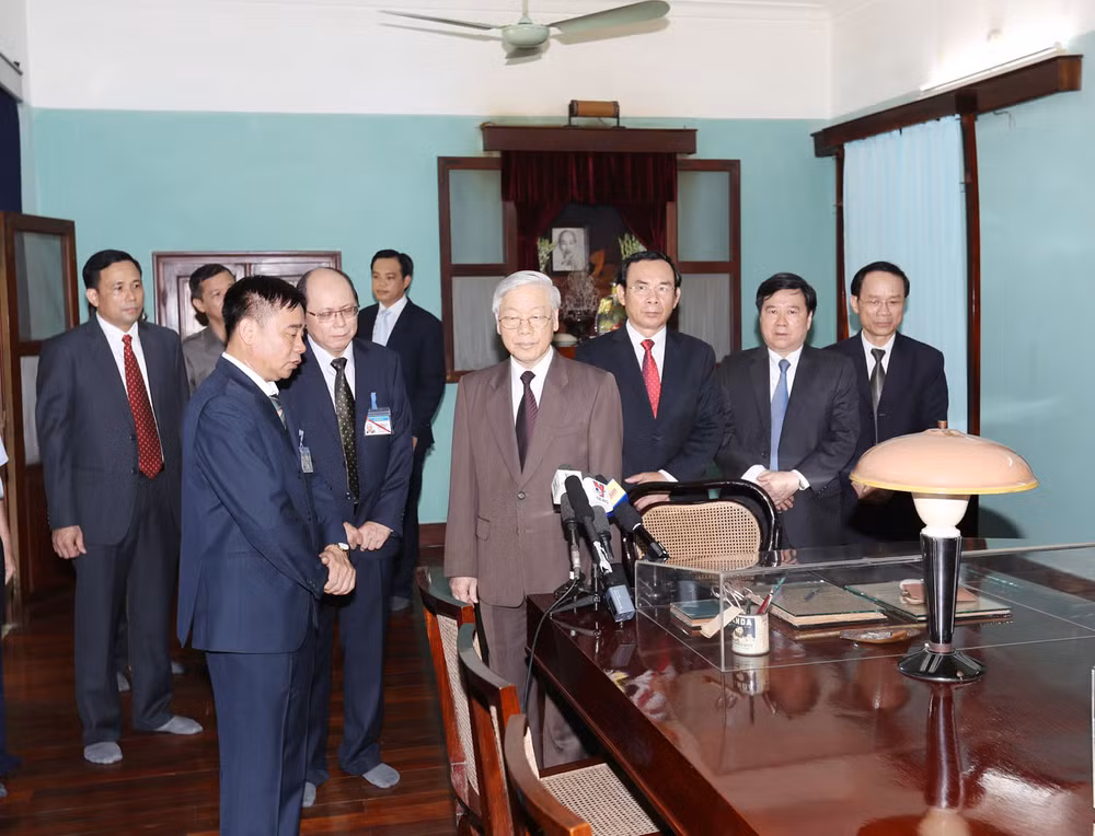 越共中央总书记阮富仲敬香缅怀胡志明主席 ảnh 2