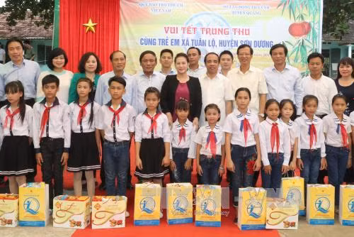 国会主席阮氏金银与宣光省山阳县儿童共度中秋佳节 ảnh 2