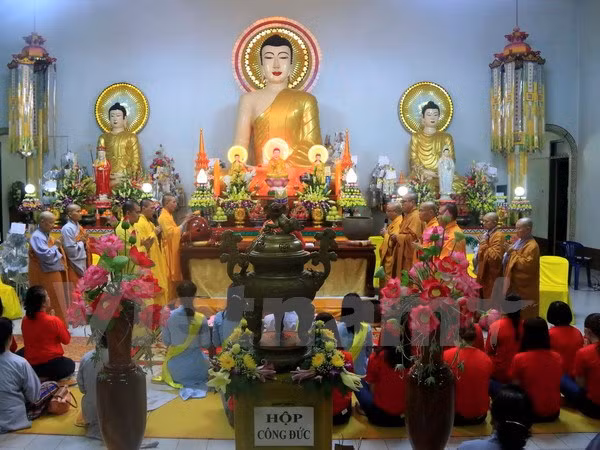旅居老挝越南人举行活动 庆祝盂兰节 祈求国泰民安 ảnh 1