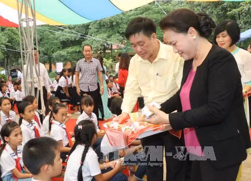 国会主席阮氏金银与宣光省山阳县儿童共度中秋佳节 ảnh 1