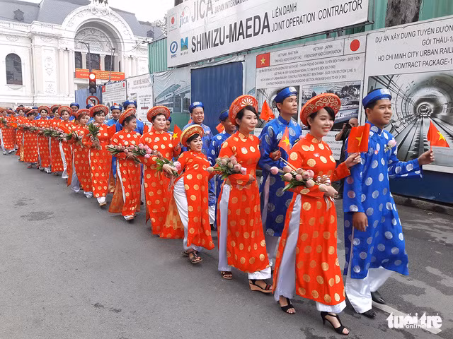 胡志明市100对青年工人集体婚礼在国庆日举行 ảnh 1