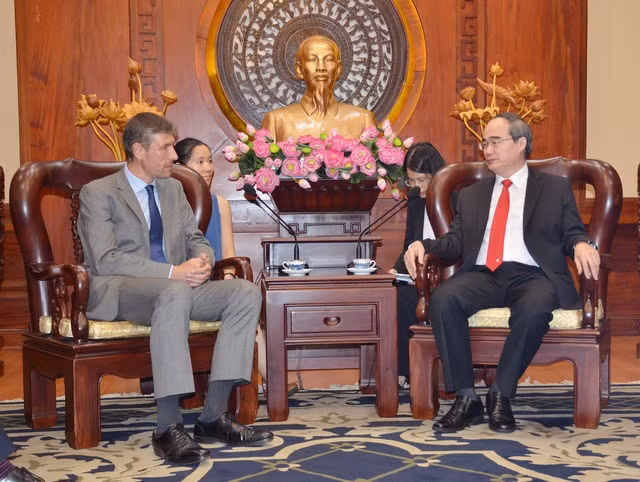 胡志明市市委书记阮善仁会见英国驻越大使贾尔斯·莱韦 ảnh 1