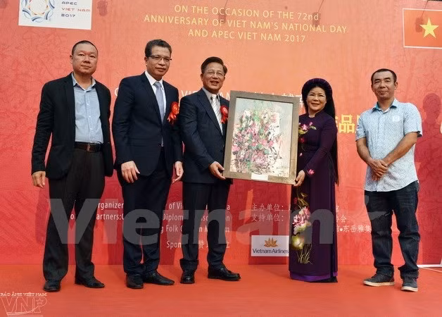 越中文化交流绘画展在中国举行 ảnh 1