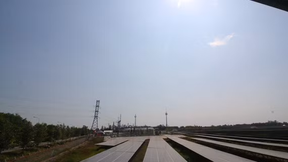 越南西南部地区首家太阳能发电厂竣工 ảnh 2