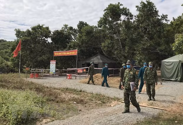 平阳省将非法入境的11名外国人驱逐出境 ảnh 1