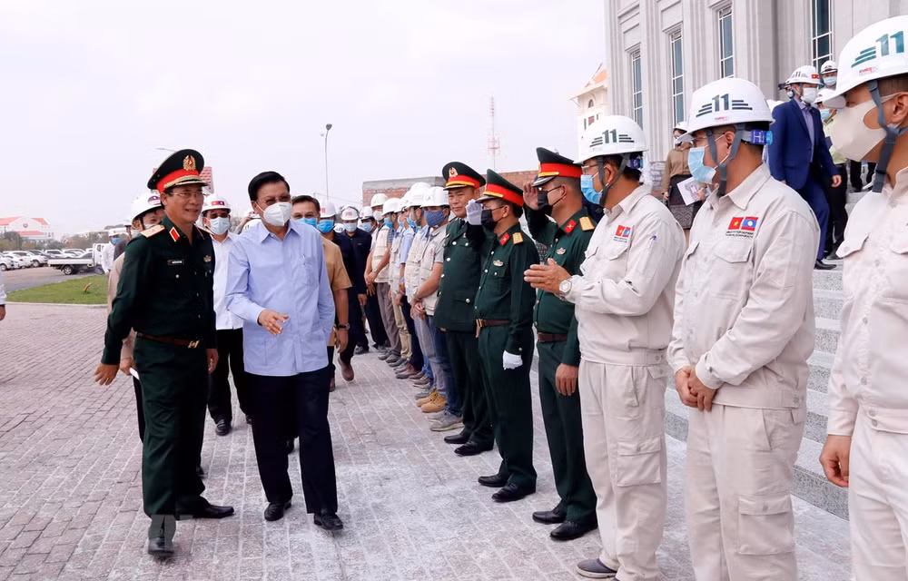  老挝领导实地走访调研由越南援建的国会大厦工程建设进度 ảnh 1