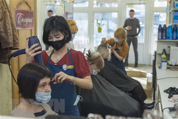  在俄罗斯远东地区越南人努力度过疫情难关 ảnh 1