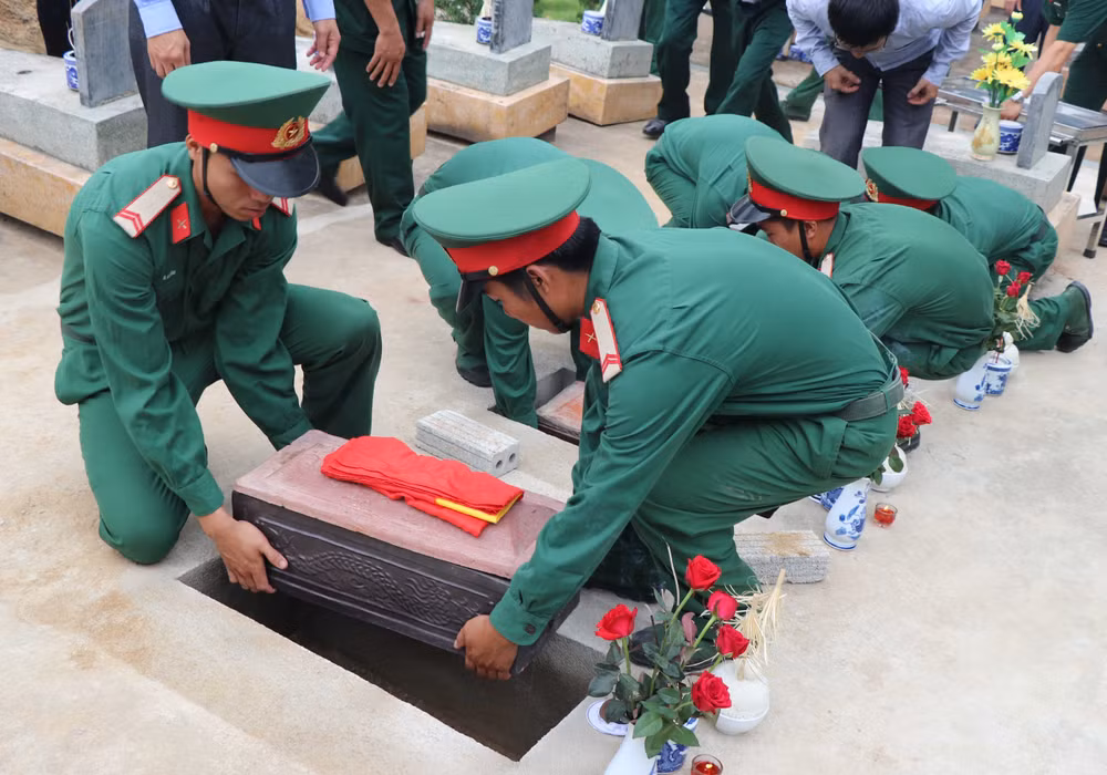 越南奠边省为在老挝牺牲的越南志愿军遗骸举行安葬仪式 ảnh 1 越南奠边省为在老挝牺牲的越南志愿军遗骸举行安葬仪式 ảnh 1