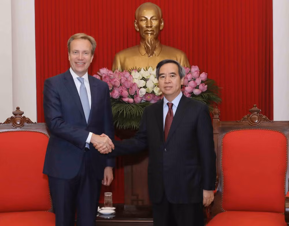 越共中央经济部部长阮文平会见世界经济论坛执行董事 ảnh 1