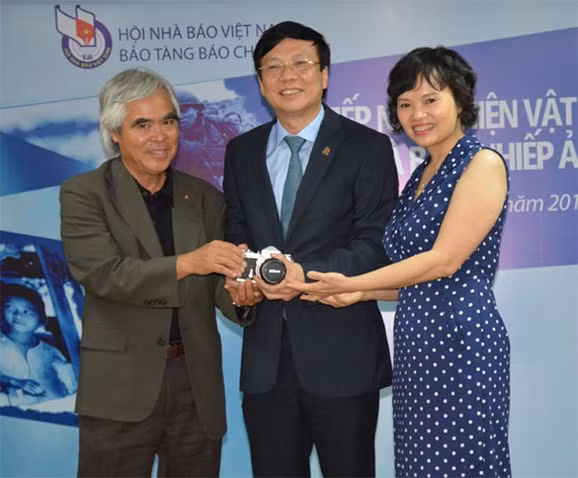 黄功吾摄影记者向越南新闻博物馆捐赠实物 ảnh 1