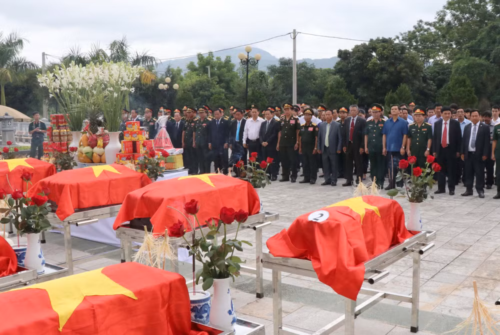 越南奠边省为在老挝牺牲的越南志愿军遗骸举行安葬仪式 ảnh 2 越南奠边省为在老挝牺牲的越南志愿军遗骸举行安葬仪式 ảnh 2