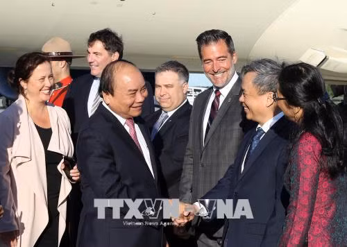 阮春福总理抵达机场 开始访加并出席G7峰会扩大会议之旅 ảnh 1 阮春福总理抵达机场 开始访加并出席G7峰会扩大会议之旅 ảnh 1
