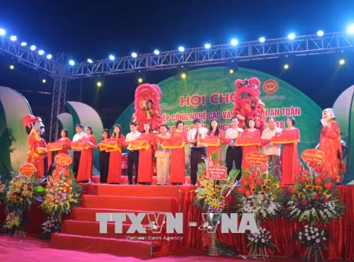 2018年红河平原各省份高科技农业和安全农产品展览会开幕 ảnh 1