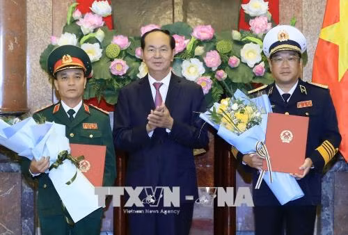 国家主席陈大光决定对越南人民军两名高级军官晋升军衔 ảnh 1 国家主席陈大光决定对越南人民军两名高级军官晋升军衔 ảnh 1