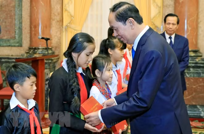 越南国家主席陈大光与全国优秀特困儿童会面 ảnh 1 越南国家主席陈大光与全国优秀特困儿童会面 ảnh 1