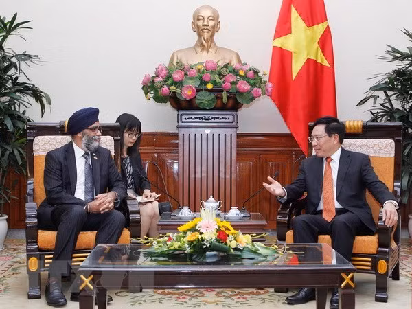 越南政府副总理兼外交部长范平明会见加拿大国防部长 ảnh 1