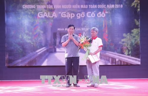 越南全国100名先进献血者获表彰 ảnh 1