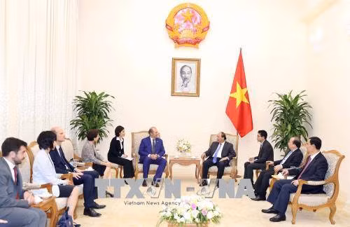 越南政府总理阮春福会见意大利最大保险公司领导 ảnh 1 越南政府总理阮春福会见意大利最大保险公司领导 ảnh 1