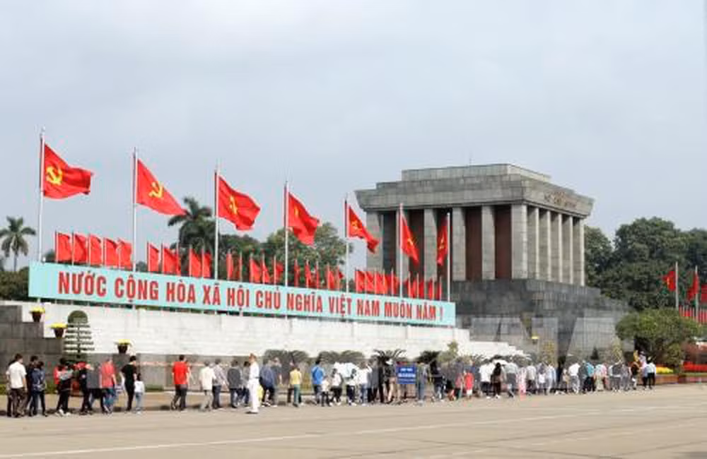 胡志明主席诞辰129周年:前来拜谒胡志明主席陵墓的游客达1万多人次 ảnh 1 胡志明主席诞辰129周年:前来拜谒胡志明主席陵墓的游客达1万多人次 ảnh 1
