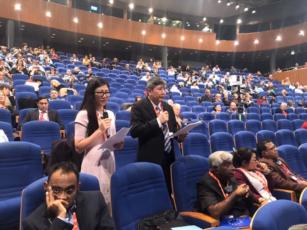 越南劳动总联合会代表团出席法国劳工总联合会全国代表大会 ảnh 2