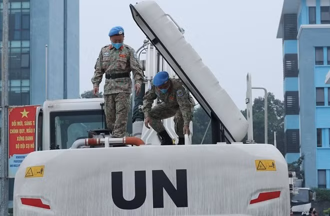 越南参加联合国维和行动的越南工兵队的近2000吨物资开始运往阿卜耶伊 ảnh 1