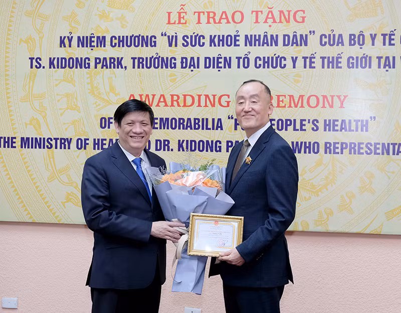 越南卫生部向世卫组织驻越南首席代表朴启东授予“致力于人民健康”纪念章 ảnh 1 越南卫生部向世卫组织驻越南首席代表朴启东授予“致力于人民健康”纪念章 ảnh 1