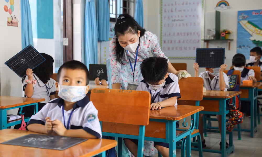 全国63省市学生返校上课：注重对学生进行心理辅导和增强课堂互动与凝聚力 ảnh 2