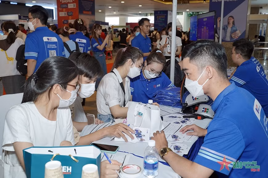 5000余名大学生参加胡志明市校园招聘会 ảnh 1