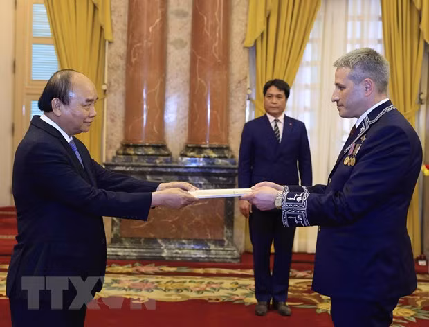 越南国家主席会见前来递交国书的白俄罗斯和埃及大使 ảnh 1