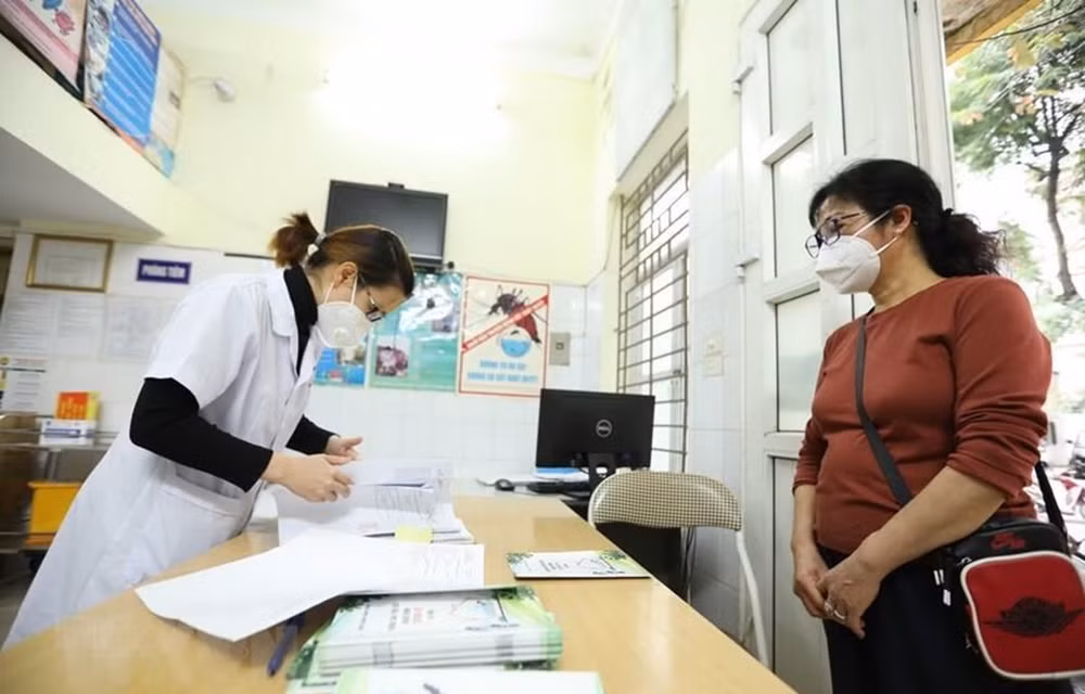 越南防疫新规定：第一代密切接触者无需隔离但避免去人员聚集的地方 ảnh 1