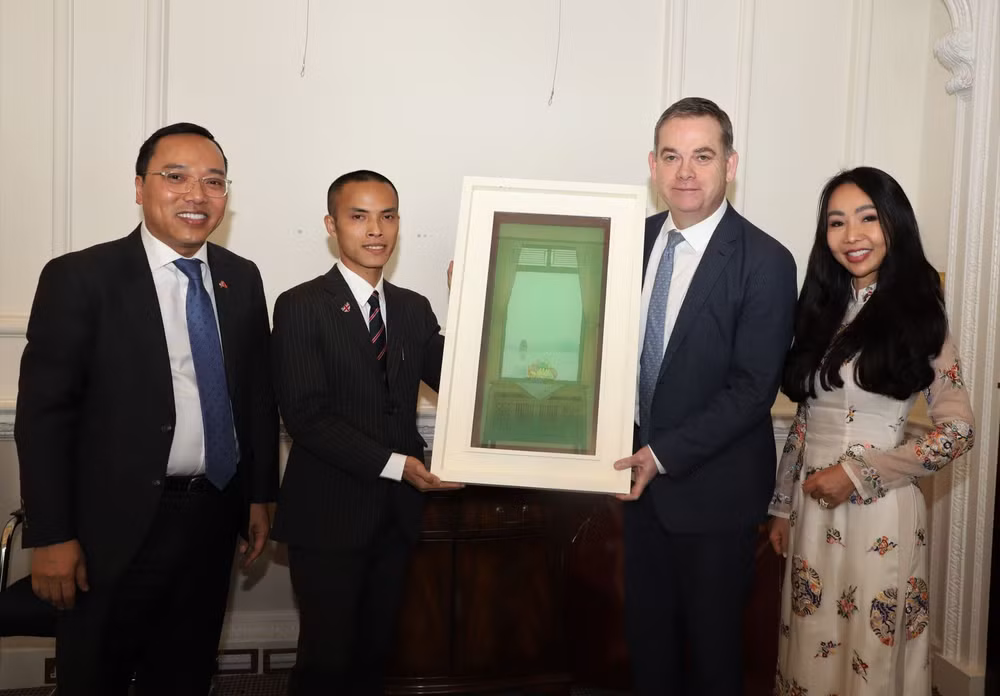 英国不管部大臣奈杰尔·亚当斯会见越南艺术家 ảnh 1