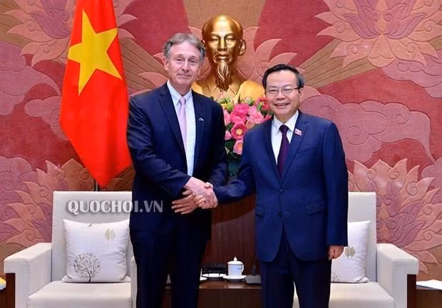 越南国会副主席冯国显会见东盟-欧盟商业理事会主席 ảnh 1