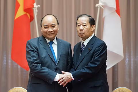 越南政府总理阮春福会见日本自民党总务会长二阶俊博 ảnh 1