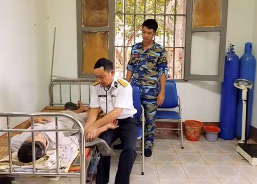 长沙群岛生存岛医疗所成功救助海上遇险渔民 ảnh 1