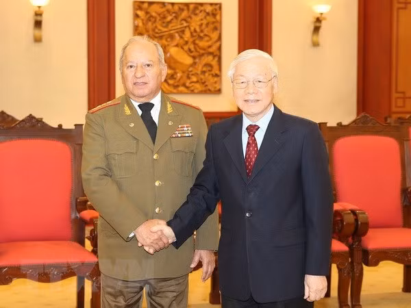 越共中央总书记、国家主席阮富仲会见古巴革命武装力量部部长 ảnh 1 越共中央总书记、国家主席阮富仲会见古巴革命武装力量部部长 ảnh 1