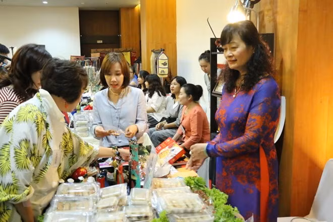 越南参加东盟妇女协会慈善博览会 ảnh 1
