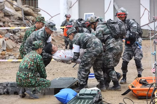 越中边境国防友好交流活动： 越中两军开展灾害救援联合演练活动 ảnh 3