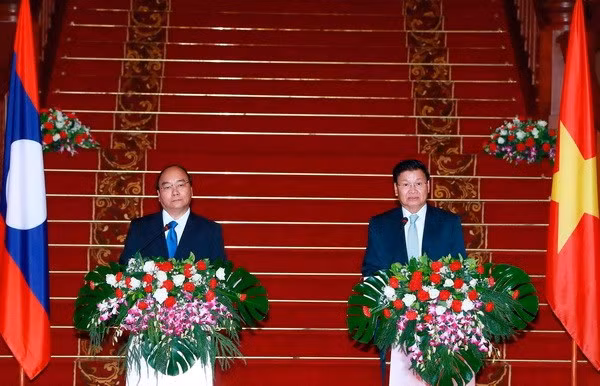  越南与老挝发表联合声明 强调维护东海和平稳定与安全的重要性 ảnh 1
