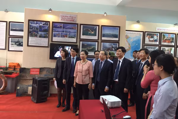 “黄沙、长沙归属越南—历史证据和法律依据”地图资料展在海阳省举行 ảnh 1 “黄沙、长沙归属越南—历史证据和法律依据”地图资料展在海阳省举行 ảnh 1