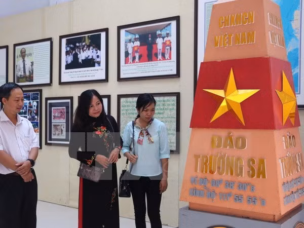 有关越南黄沙和长沙两个群岛的地图资料展在安江省举行 ảnh 1