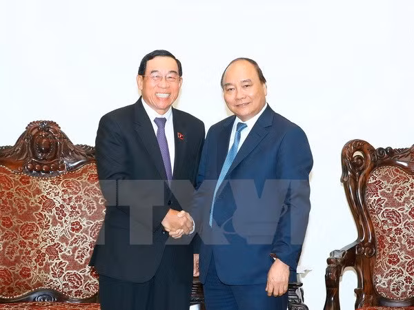 越南政府总理阮春福会见老挝公共工程与运输部部长本赞•辛塔翁 ảnh 1 越南政府总理阮春福会见老挝公共工程与运输部部长本赞•辛塔翁 ảnh 1